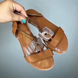 Via‎ Scarpa Sandals Tan Brown Faux Leather Thong Flat Buckle Accent EU 36 US 6